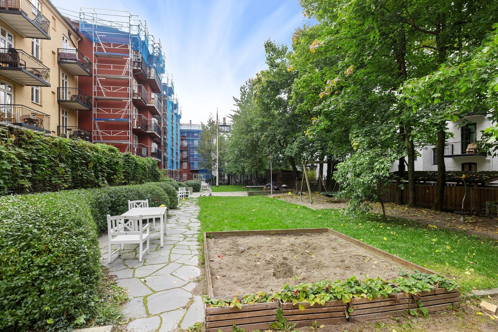 I bakgården er det opparbeidet med plen, beplantning og hyggelige internveier. Galleribilde