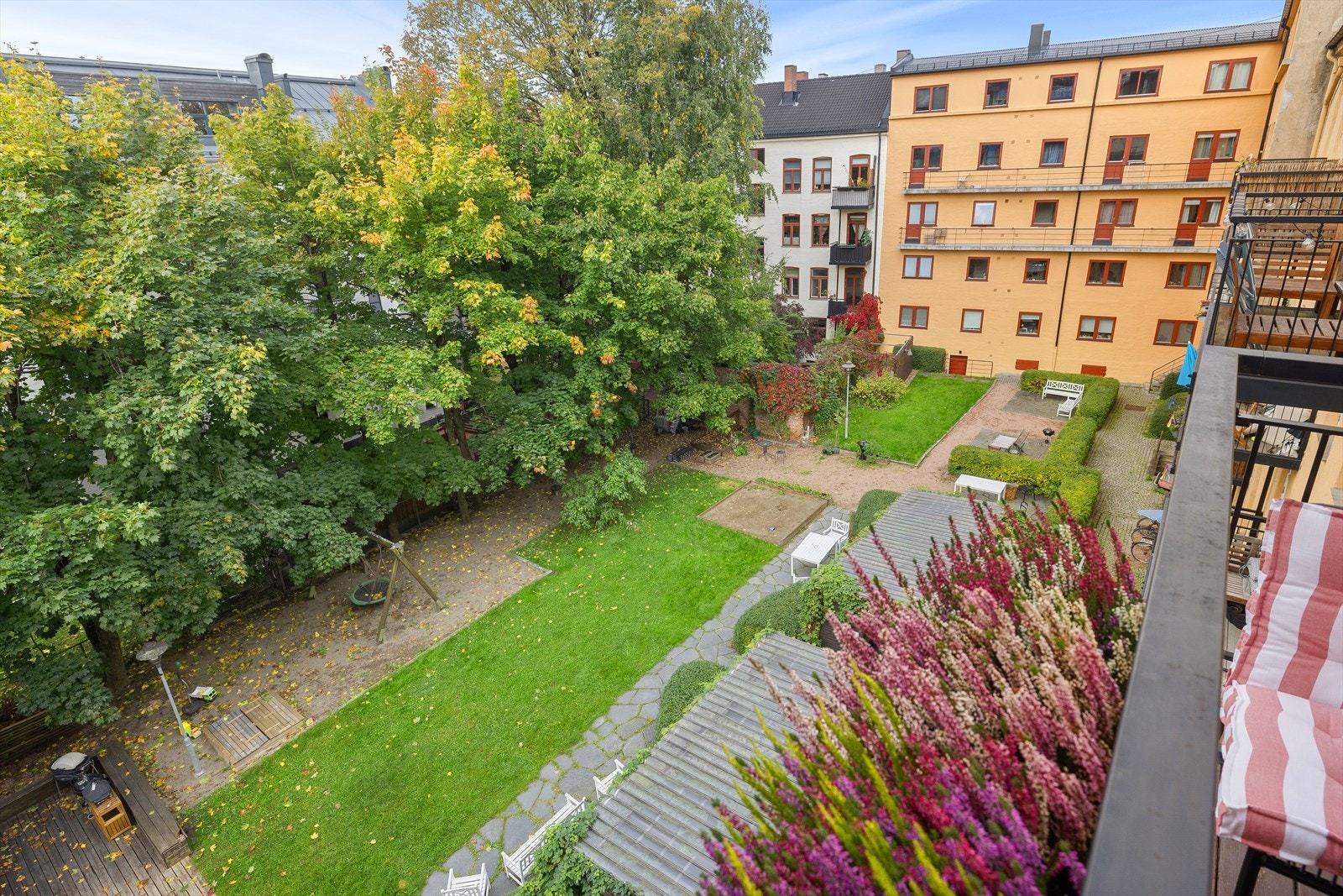 Balkongen har grønt og hyggelig utsyn mot bakgård. Galleribilde