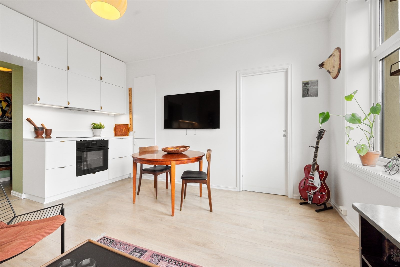 Arealet er utnyttet til det maksimale med himlingshøye overskap, benkeskap og skuffer. Kjøkkenet har godt med benkeplass og egner seg godt for matlaging. Galleribilde