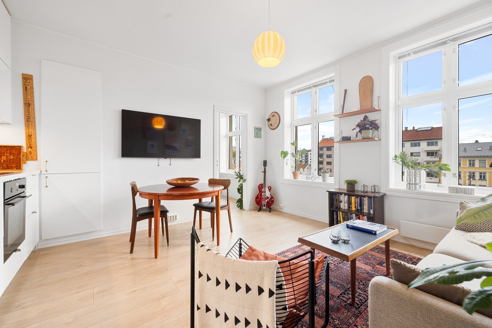 Den gode takhøyden på 2,69 meter og de store vindusflatene gir en god romfølelse og slipper lyset inn. De dype, tidstypiske vinduspostene er perfekte for planter og dekor Galleribilde