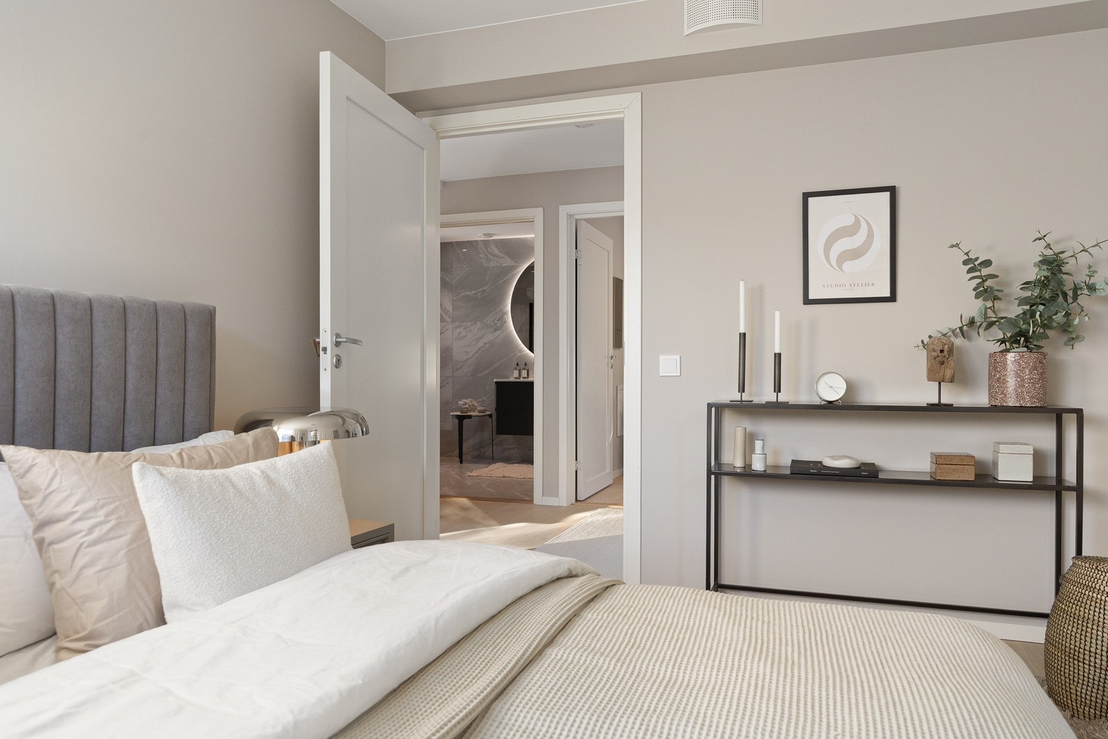 Myke fargetoner setter en behagelig ramme rundt rommet. Galleribilde