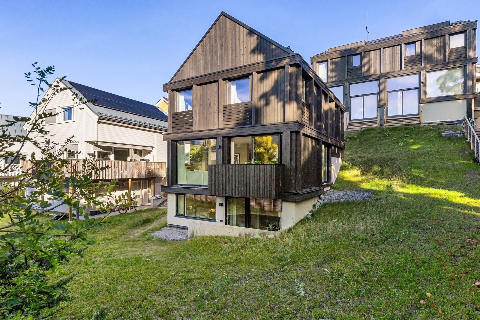 Arkitekttegnet enebolig fra Skarpa arkitekter med moderne standard. Galleribilde