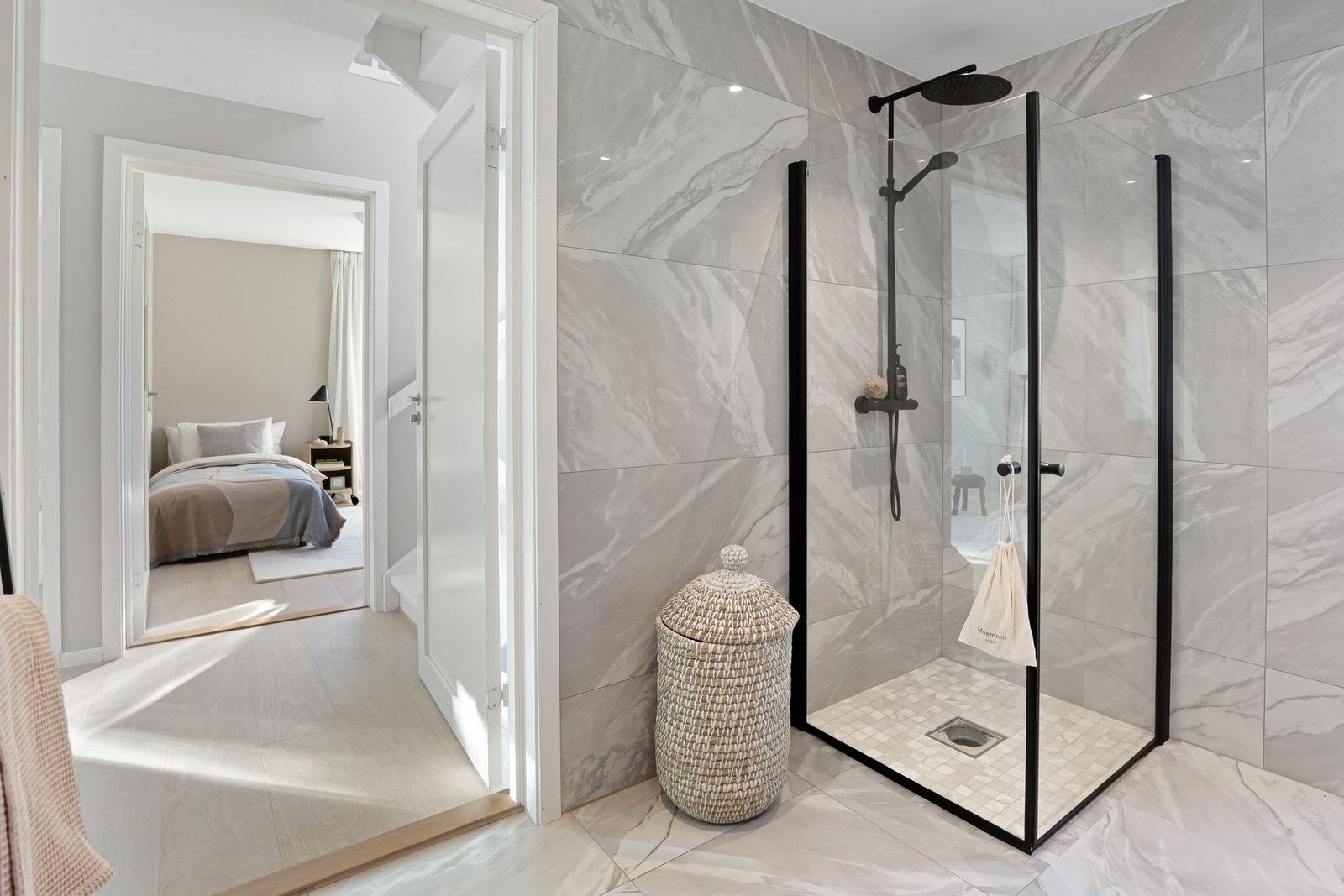 Nedsenket himling med downlights gir et helhetlig preg. Galleribilde