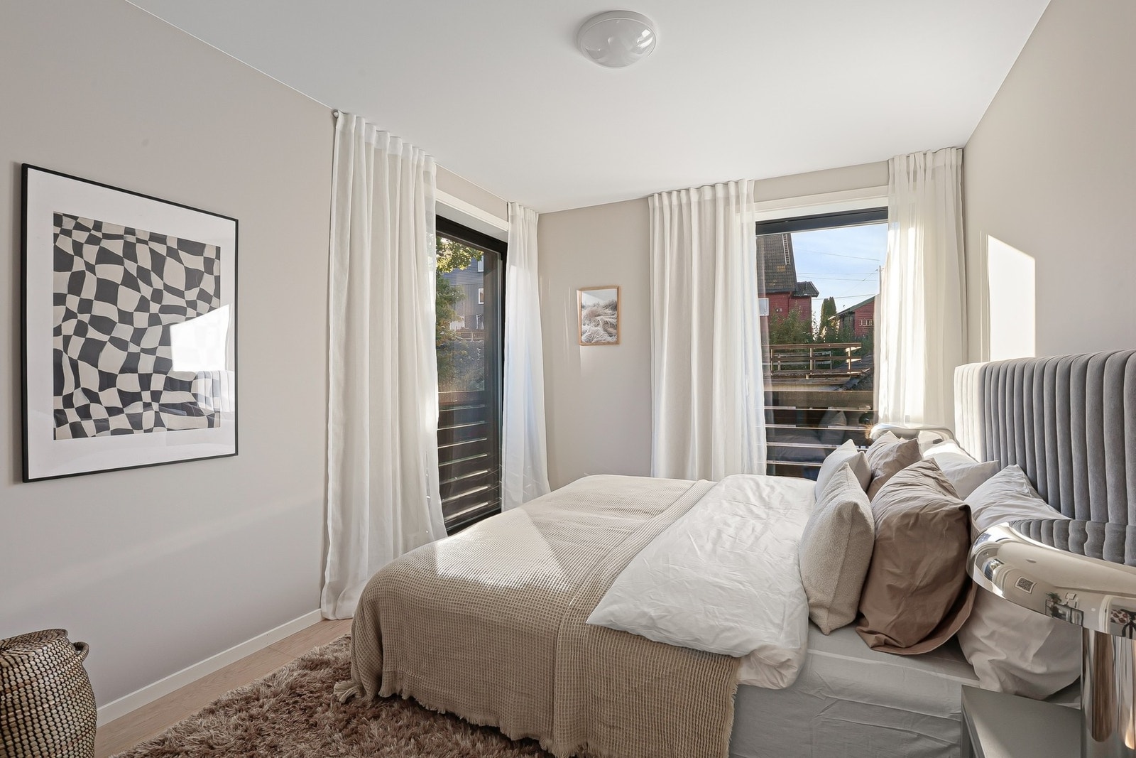 Luftig hovedsoverom med fransk balkong. Galleribilde