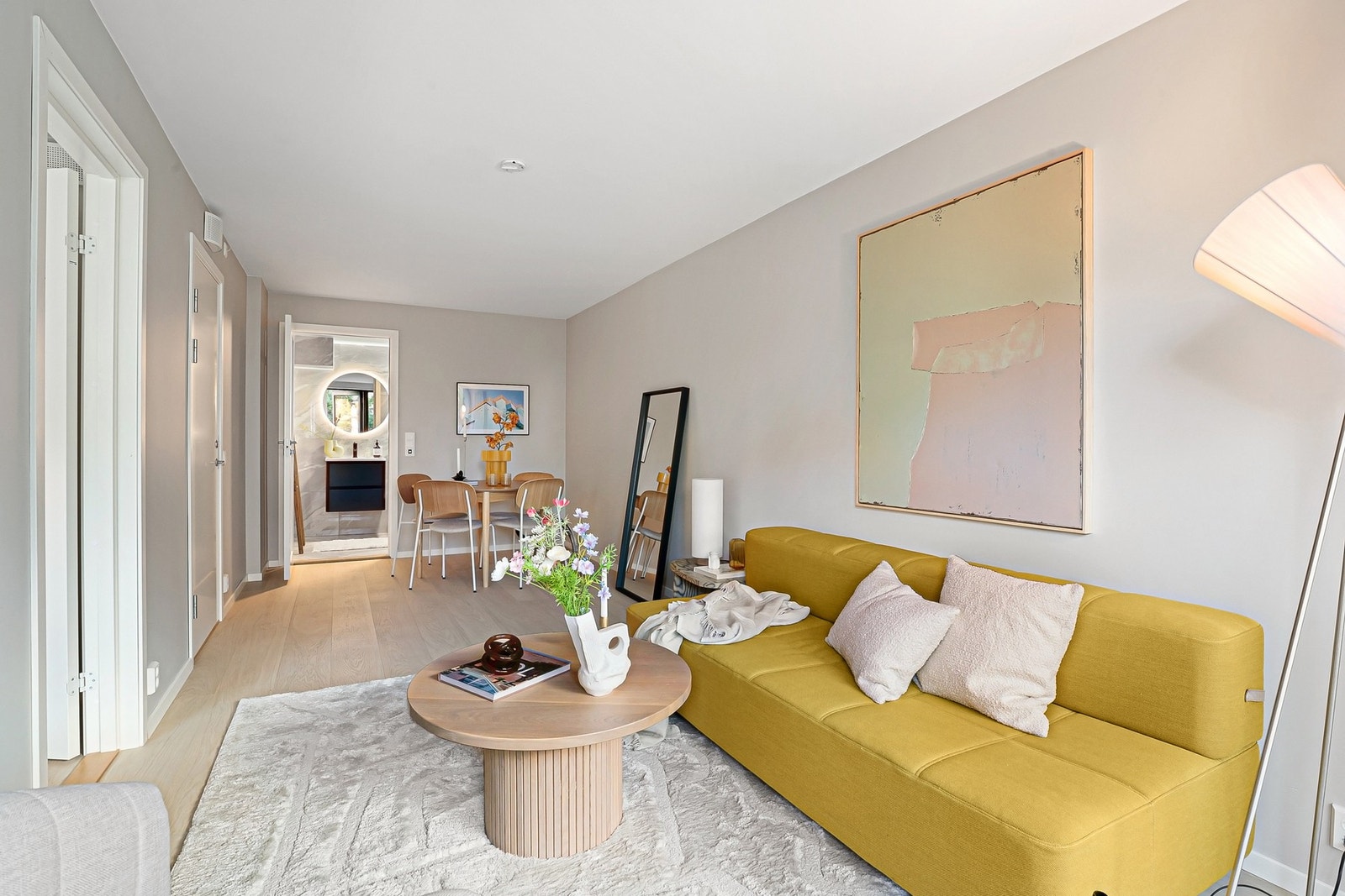 Rommet gir gode muligheter for både hverdagsbruk og overnattingsgjester. Galleribilde