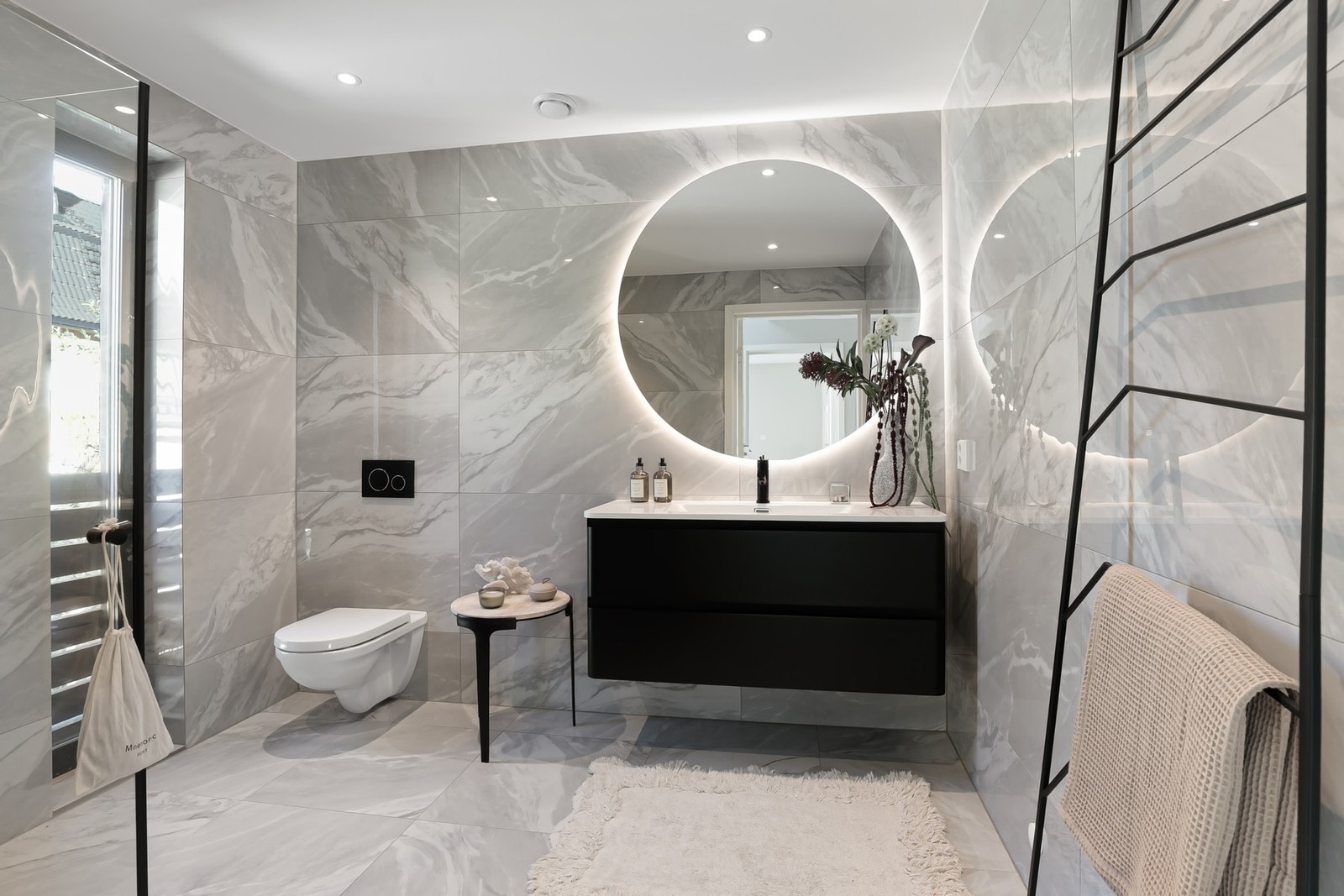 2. etasjens bad er helfliset og gir et eksklusivt preg med marmorlignende fliser. Galleribilde