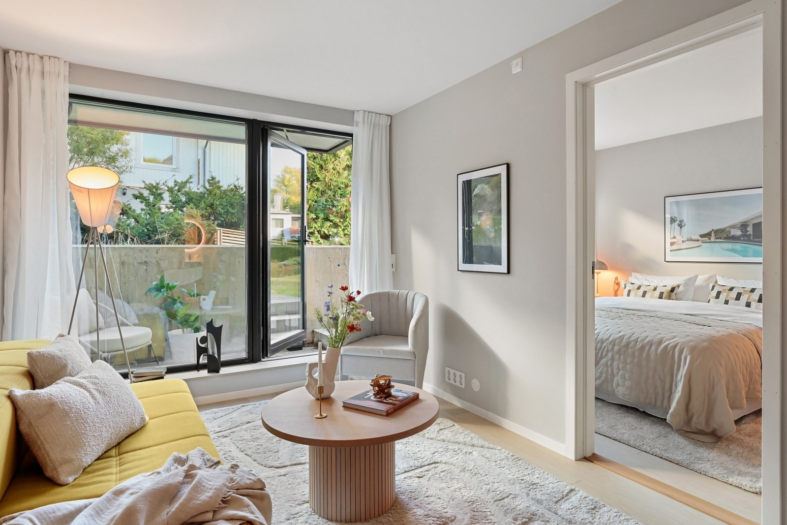 Kjelleretasjen har egen inngang, og det er etablert branndør mellom kjellerstue og trapperom. Galleribilde