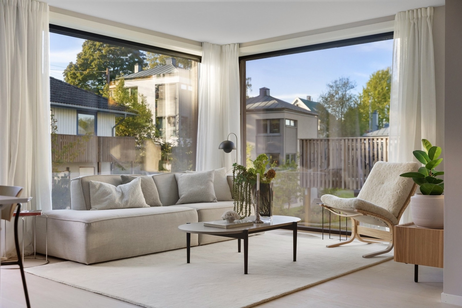 De store vindusflatene strekker seg fra gulv til himling. Galleribilde