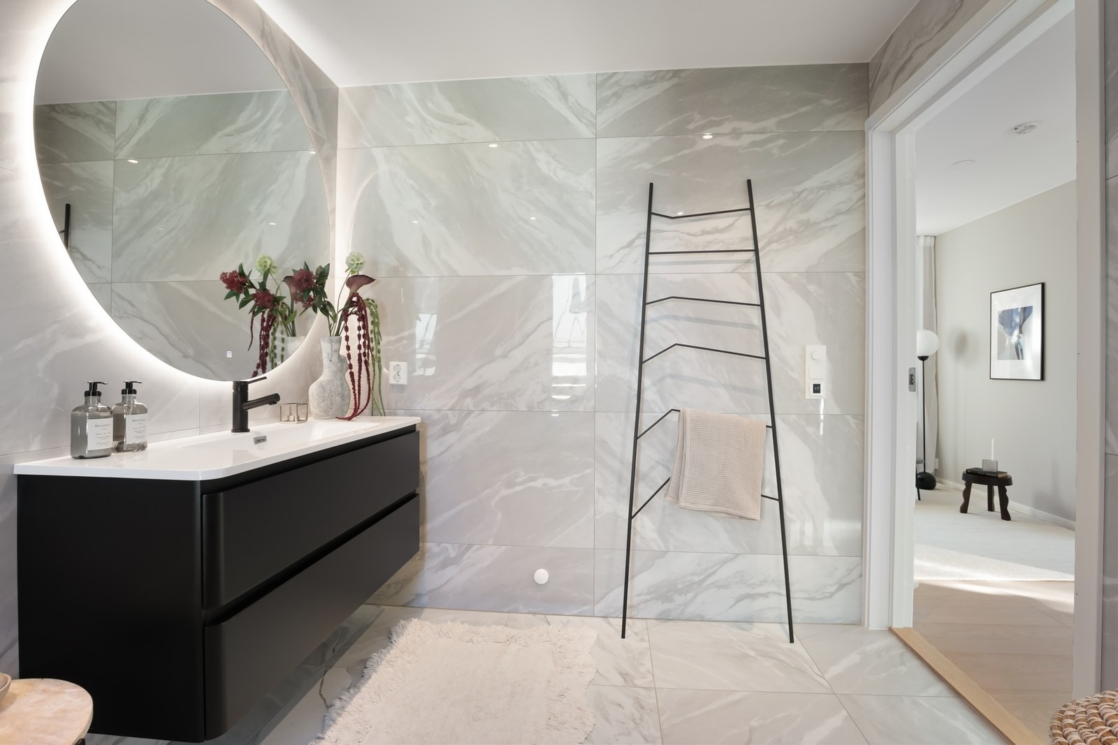 Gulvet har elektriske varmekabler. Galleribilde