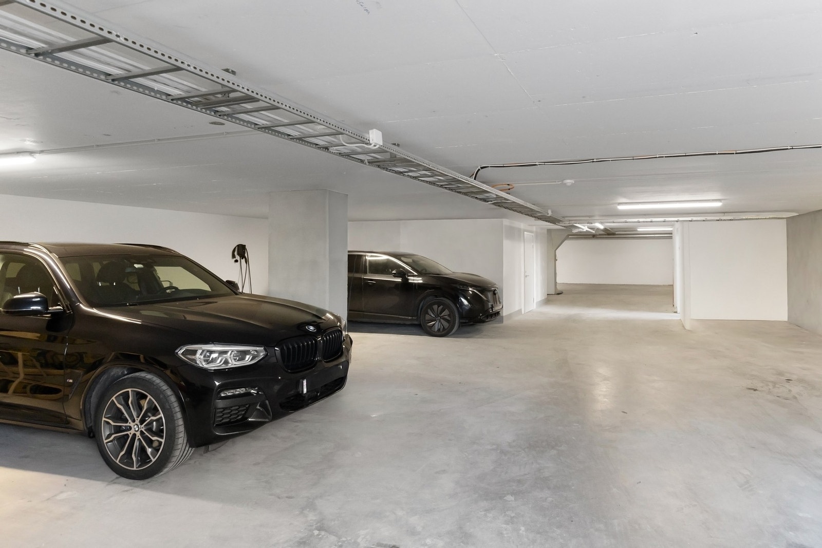 Det medfølger to parkeringsplasser i garasjeanlegget. Plassene gis vedtektesfestet bruksrett. (maks 30 år). Galleribilde