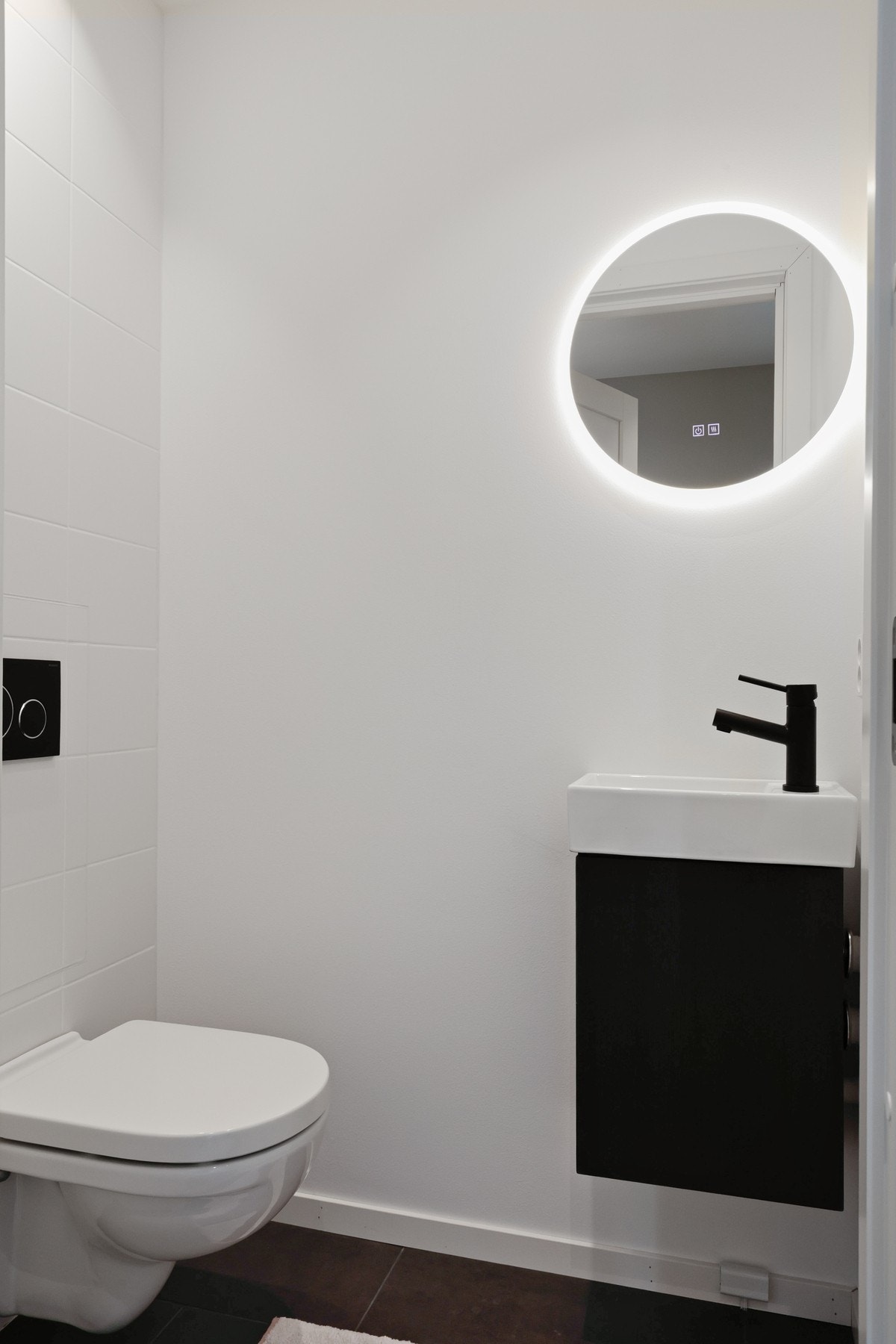 Fra entreen finner du et separat toalettrom. Galleribilde