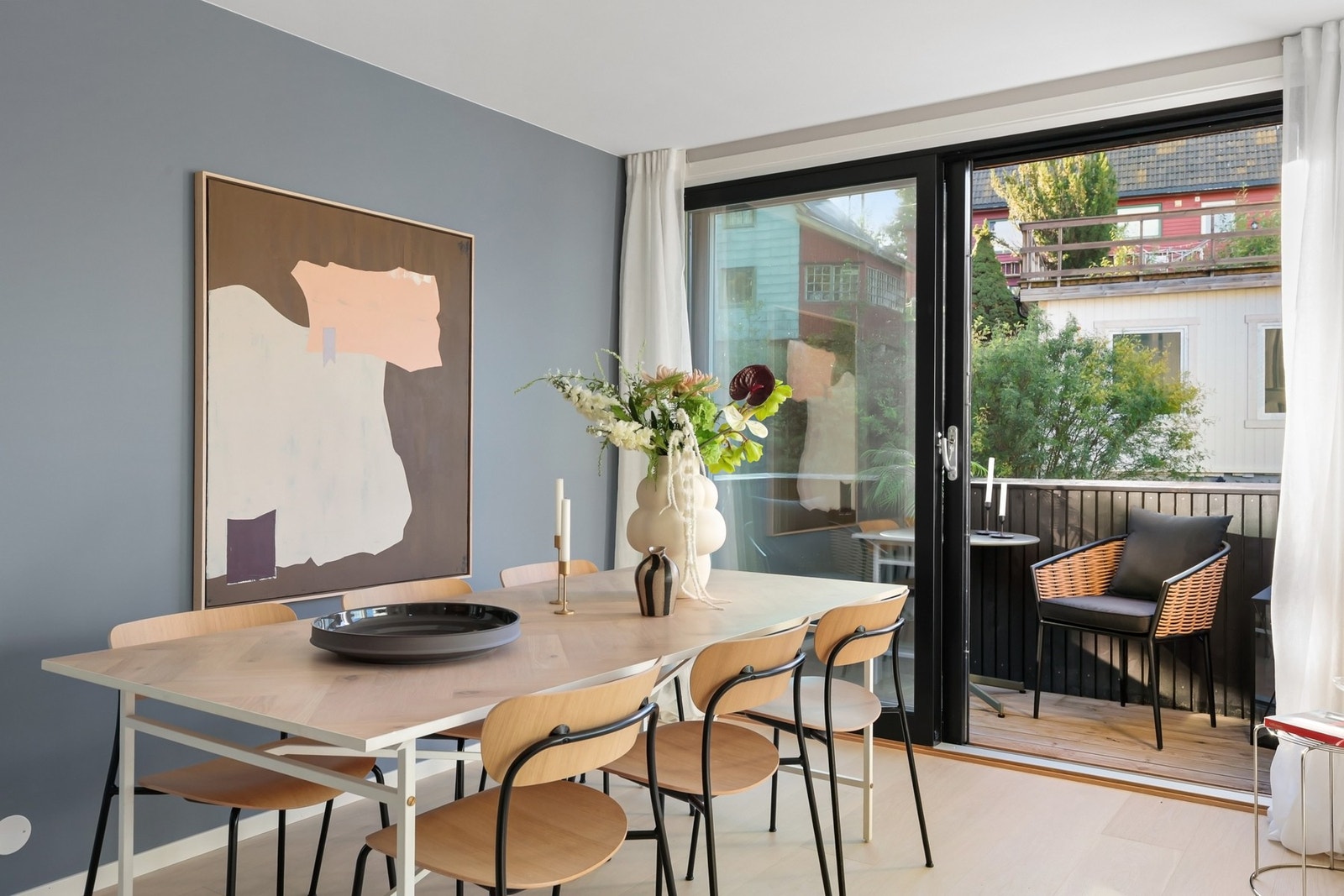 Fra stuen er det utgang til en flott balkong på 3 kvm. Galleribilde