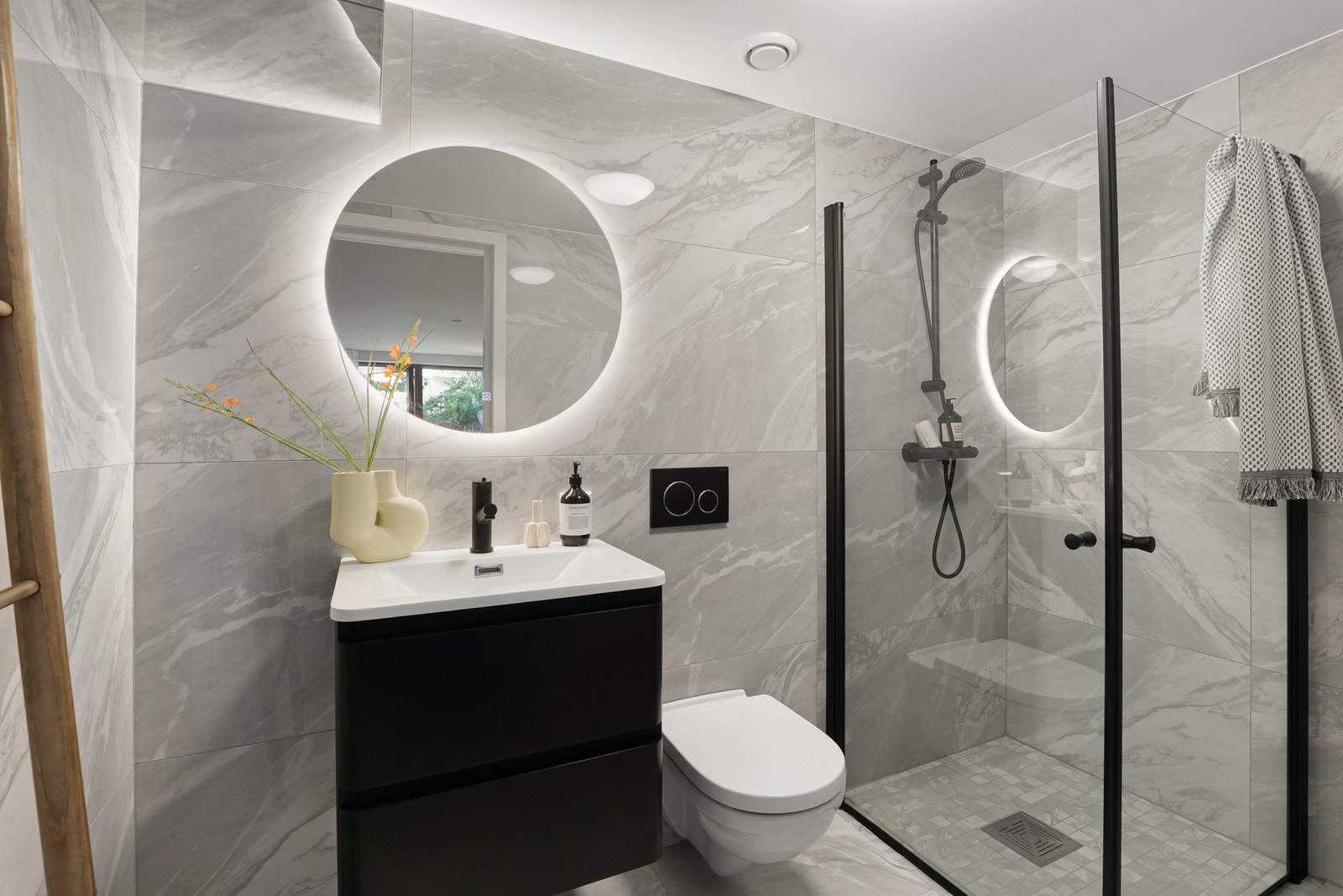 Fra kjellerstuen er det adkomst til et bad i tilsvarende utførelse som hovedbadet. Galleribilde