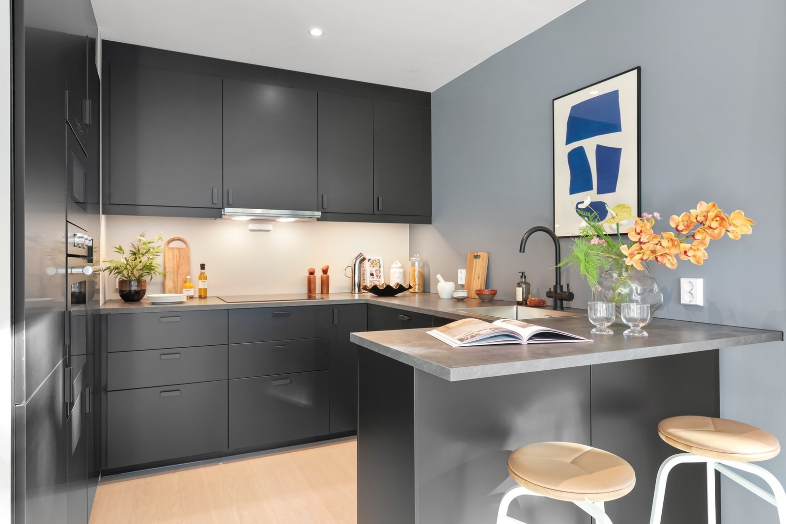 Lekkert kjøkken med god skap- og benkeplass. Galleribilde