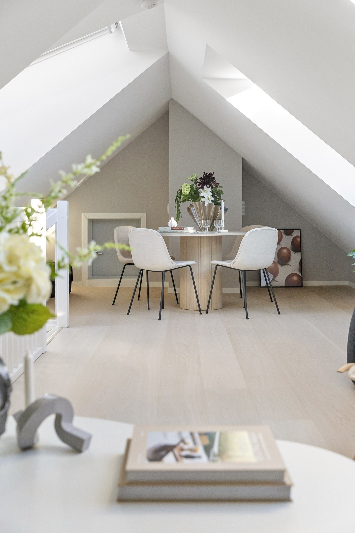 Takvinduene slipper inn naturlig lys. Galleribilde