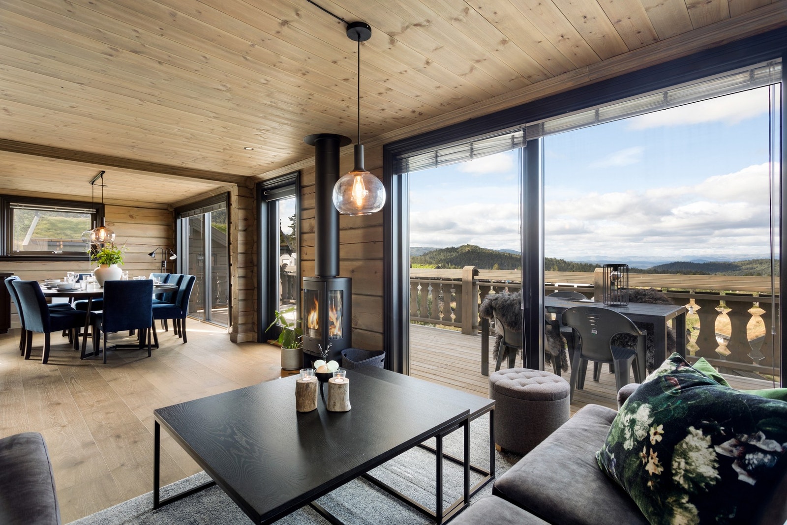 Innvendige overflater består av panel og laftet tømmer på vegg. Laminat på gulvflater. Panoramovinduer gir en fantastisk utsikt! Galleribilde