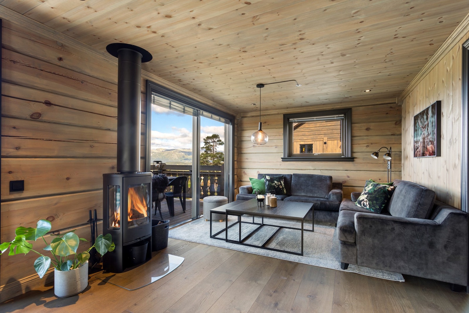 Lekkert materialvalg med lik farge på tak og veggflater, sammen med sorte detaljer Galleribilde