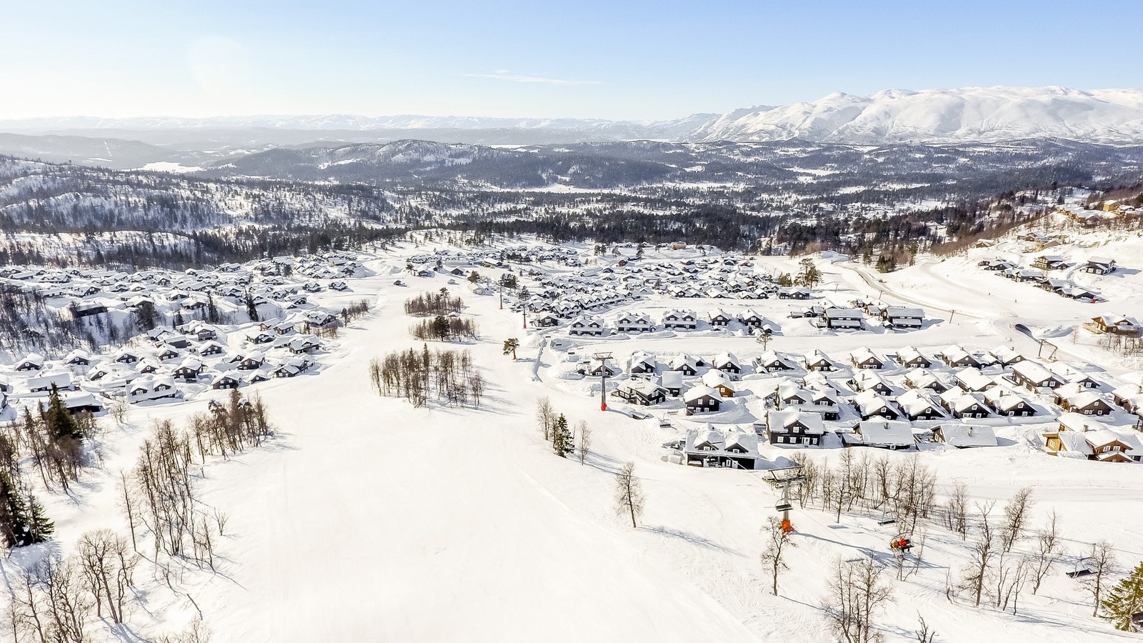 Hytta har ski inn/ut til Rauland Skisenter. Her har du tilgang til hele 25 nedfarter og 11 heiser Galleribilde