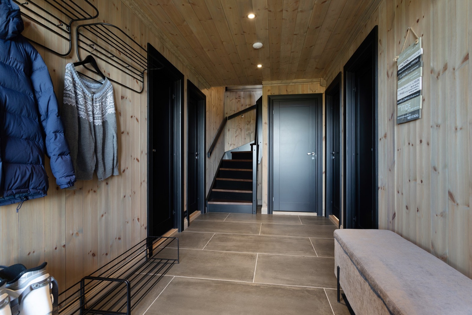 Innbydende entré, med knaggrekke som gir god plass til å henge fra seg yttertøy Galleribilde