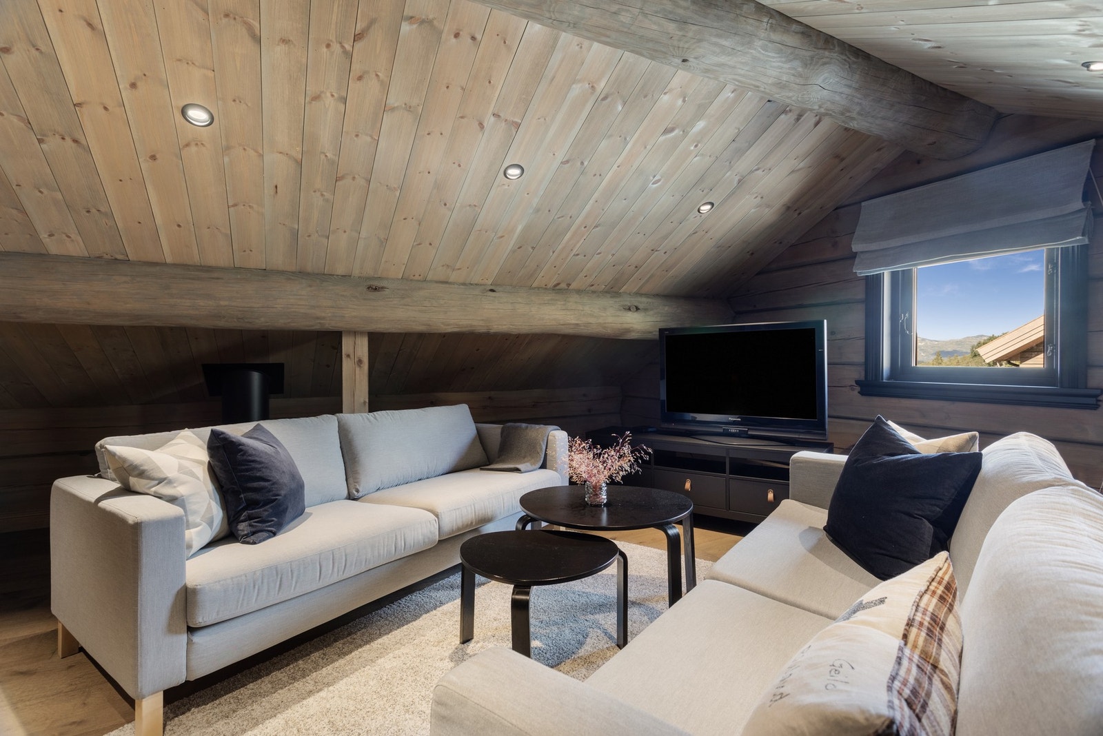 Koselig loftsstue i 2. etasje, en perfekt plass å trekke seg tilbake etter lang dag Galleribilde