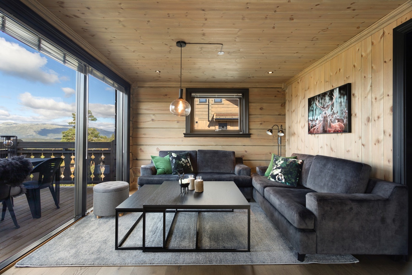 Det moderne møter det tradisjonelle. Flott fasade med tømmervegger, store sorte vinduer og steinsatt fasade Galleribilde