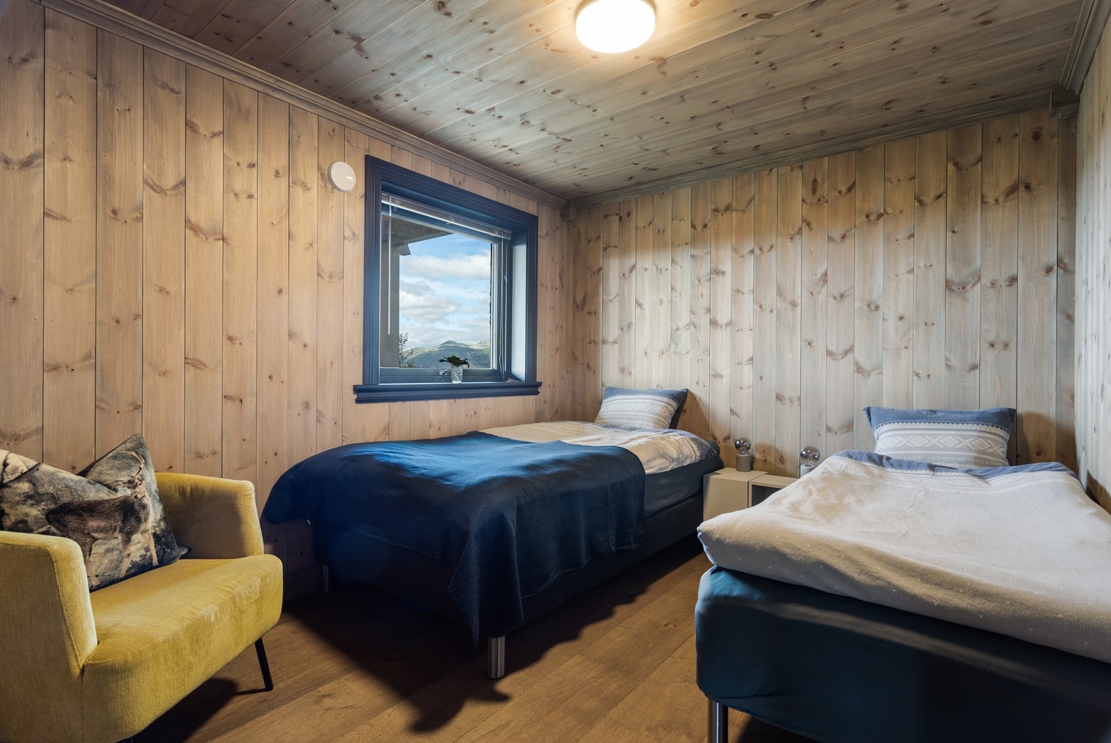 Soverom med plass til 2 enkeltsenger eller en dobbeltseng Galleribilde