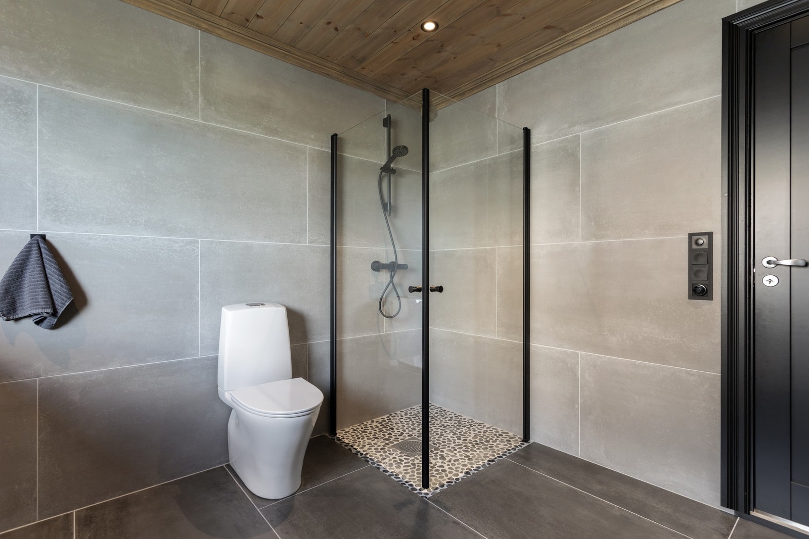 Badet har flis på gulv og veggflater Galleribilde