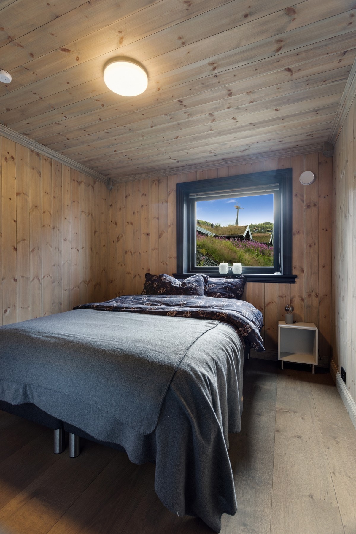 Soverom innredet med dobbeltseng Galleribilde