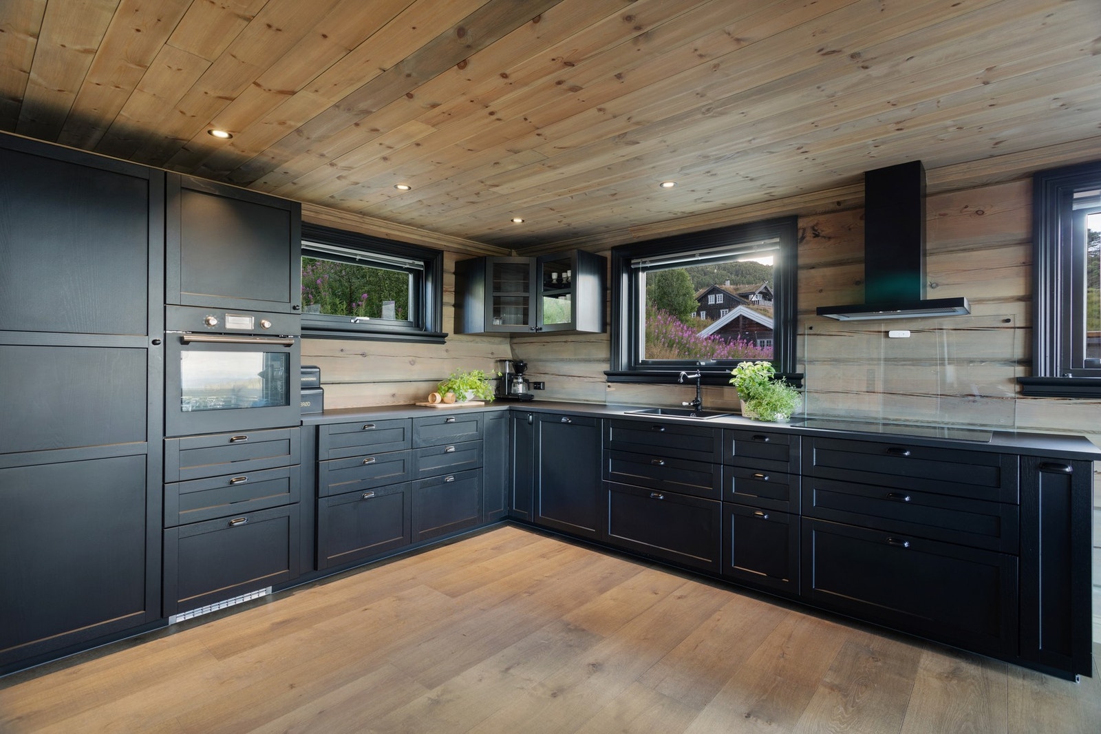 Lekkert og moderne kjøkken med innredning fra Ikea. Sorte lakkerte fronter og laminat benkeplate Galleribilde