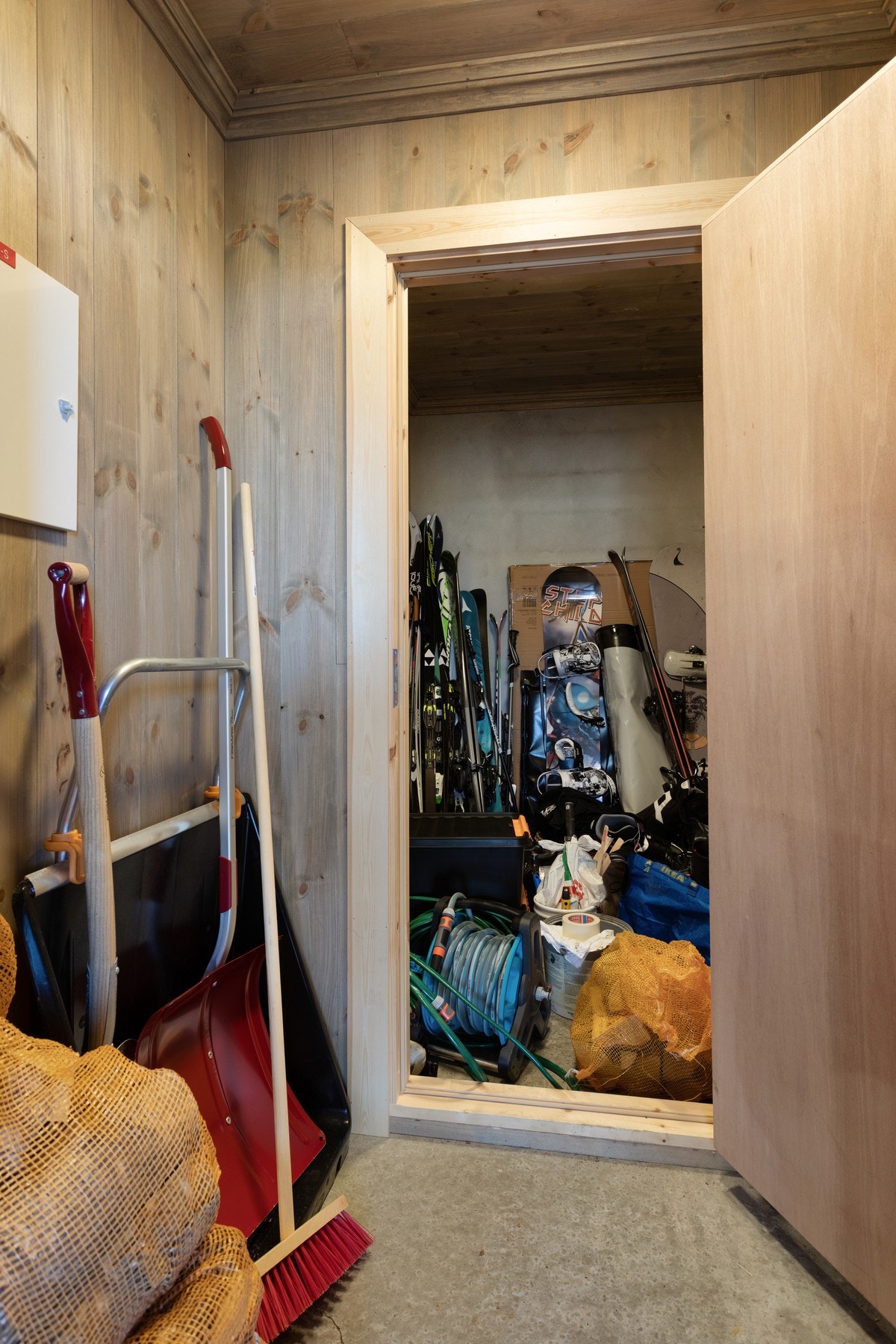 Praktisk sportsbod praktisk anlagt ved inngangspartiet. Boden er del opp i teknisk rom med sportsbod innenfor Galleribilde