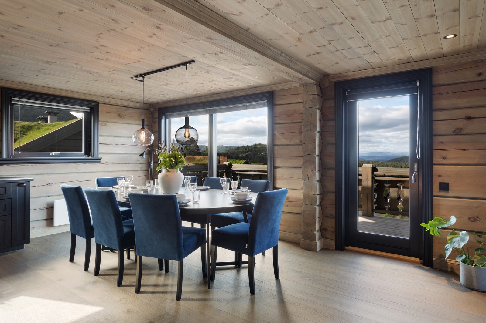 I tilknytning til kjøkken er det god plass til spisegruppe. Fra rommet er det også utgang til stor veranda noe som gjør det enkelt å ta med måltidene ut Galleribilde