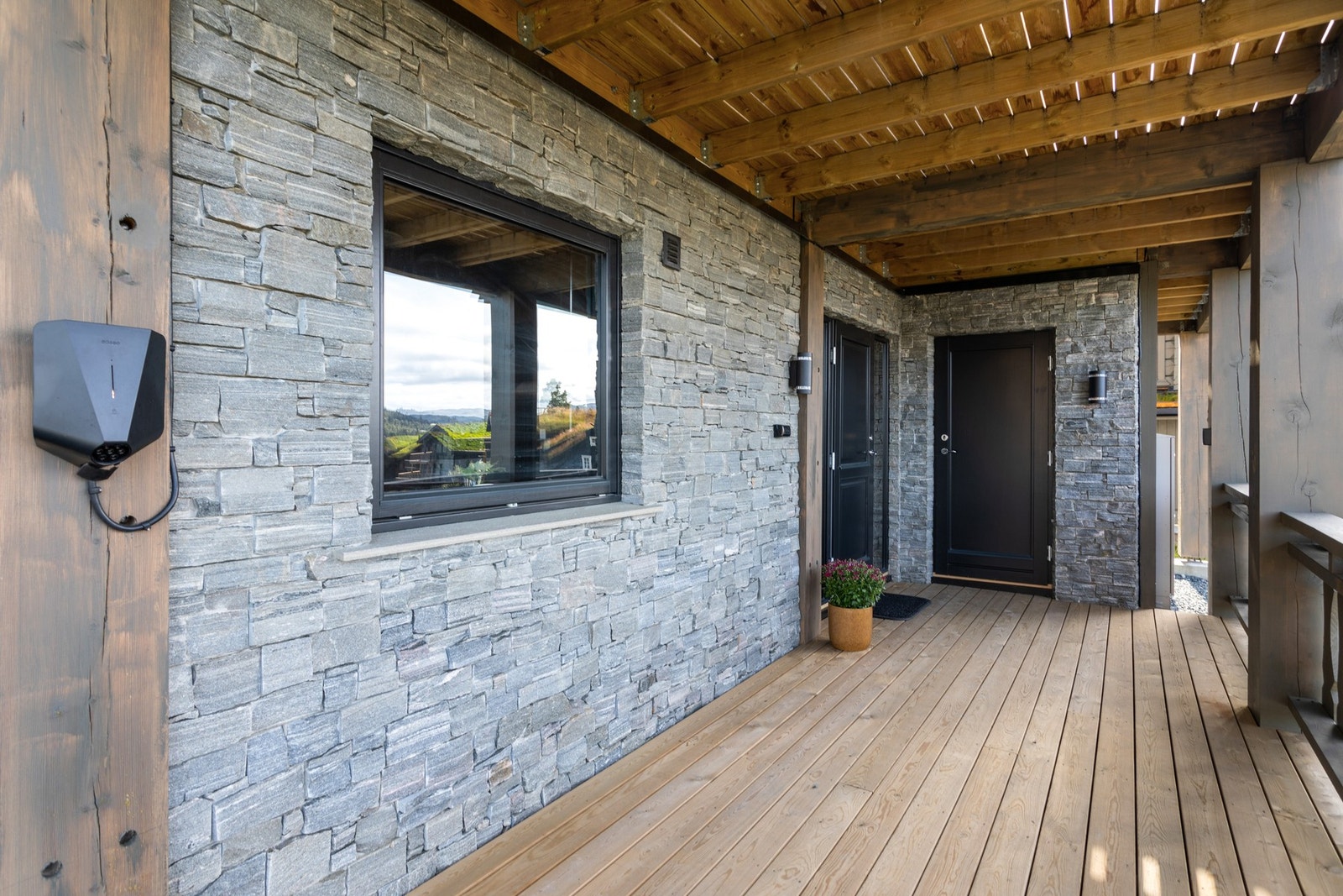 Montert elbil-lader. Et innbydende og hyggelig overbygget inngangsparti - Velkommen inn! Galleribilde