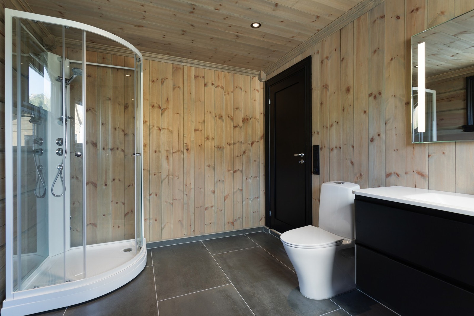 Badet inneholder innredning med servant, toalett og dusjkabinett Galleribilde