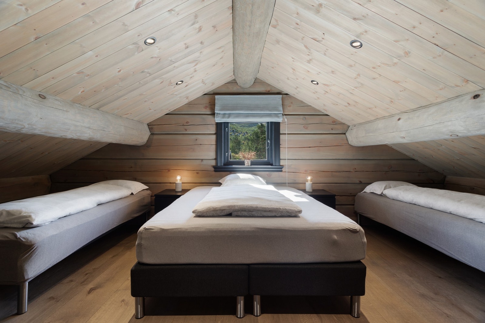 Hytta inneholder totalt 4 soverom. Her er soverom i 2. etasje med plass til flere sengeplasser. Galleribilde