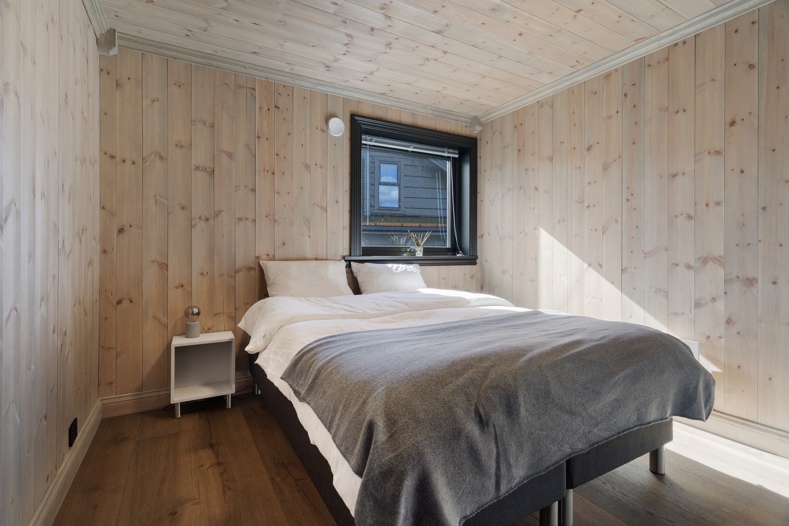 I underetasjen finner du ytterligere 3 soverom. Soverommet her har god plass til dobbeltseng Galleribilde