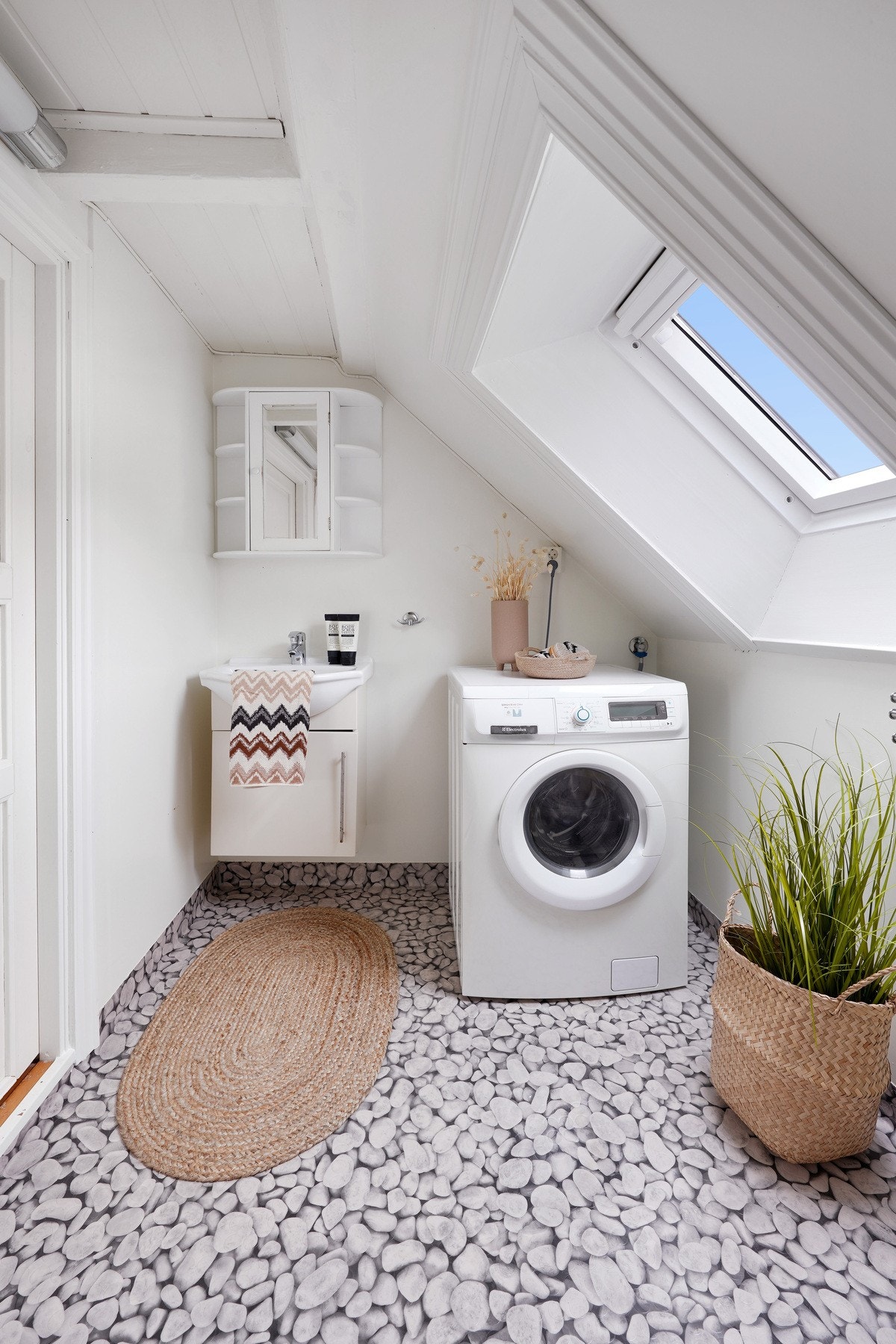 Badet inneholder dusj, servant, wc og opplegg til vaskemaskin Galleribilde