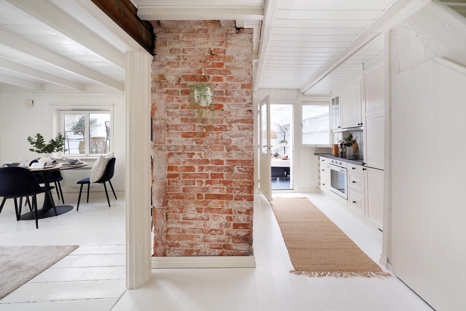 Den flotte teglesteinspipen og det originale gulvet skapet en god atmosfære i huset Galleribilde