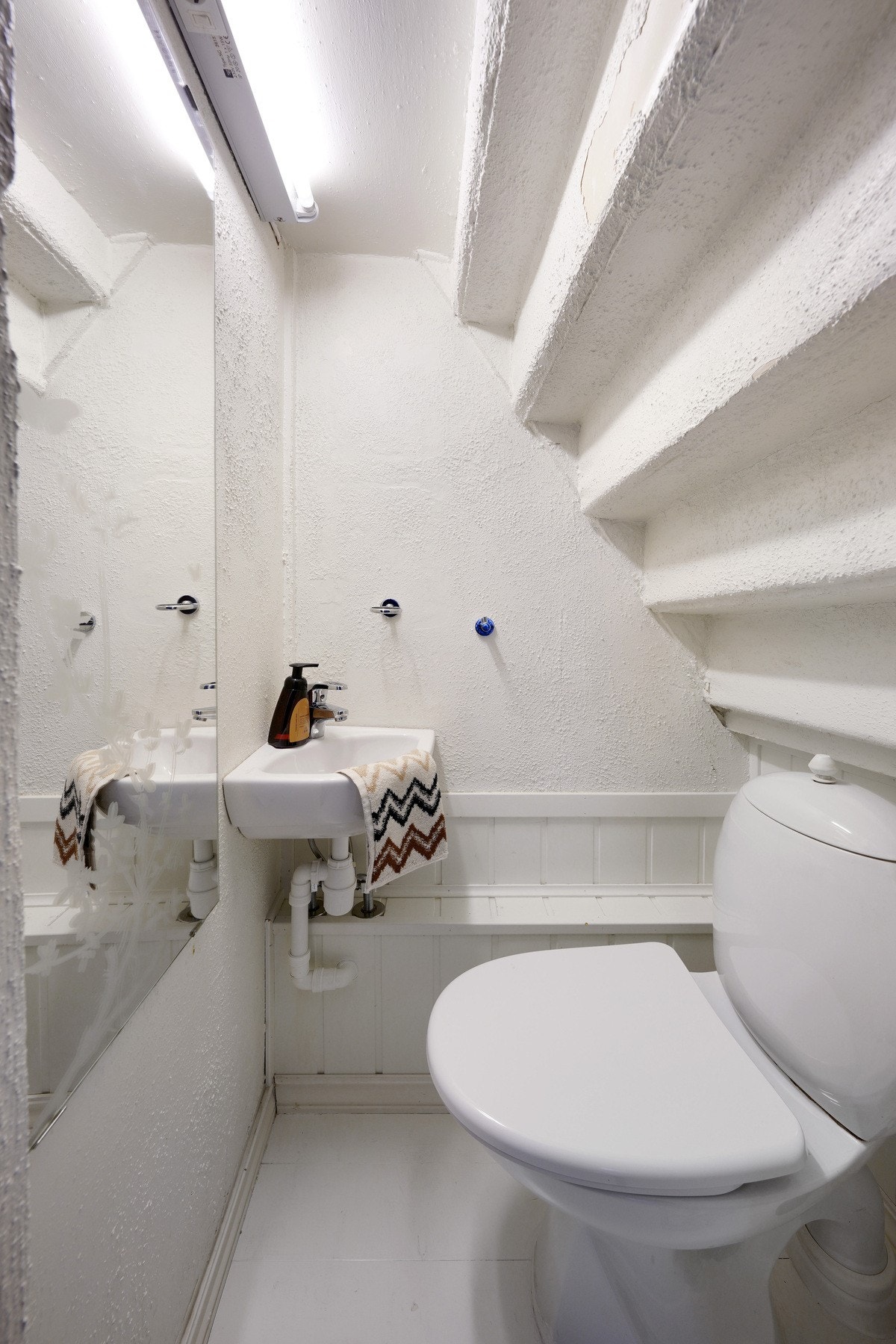 Det er toalettrom under trappen, perfekt løsning når man har gjester eller overnattingsbesøk. Galleribilde