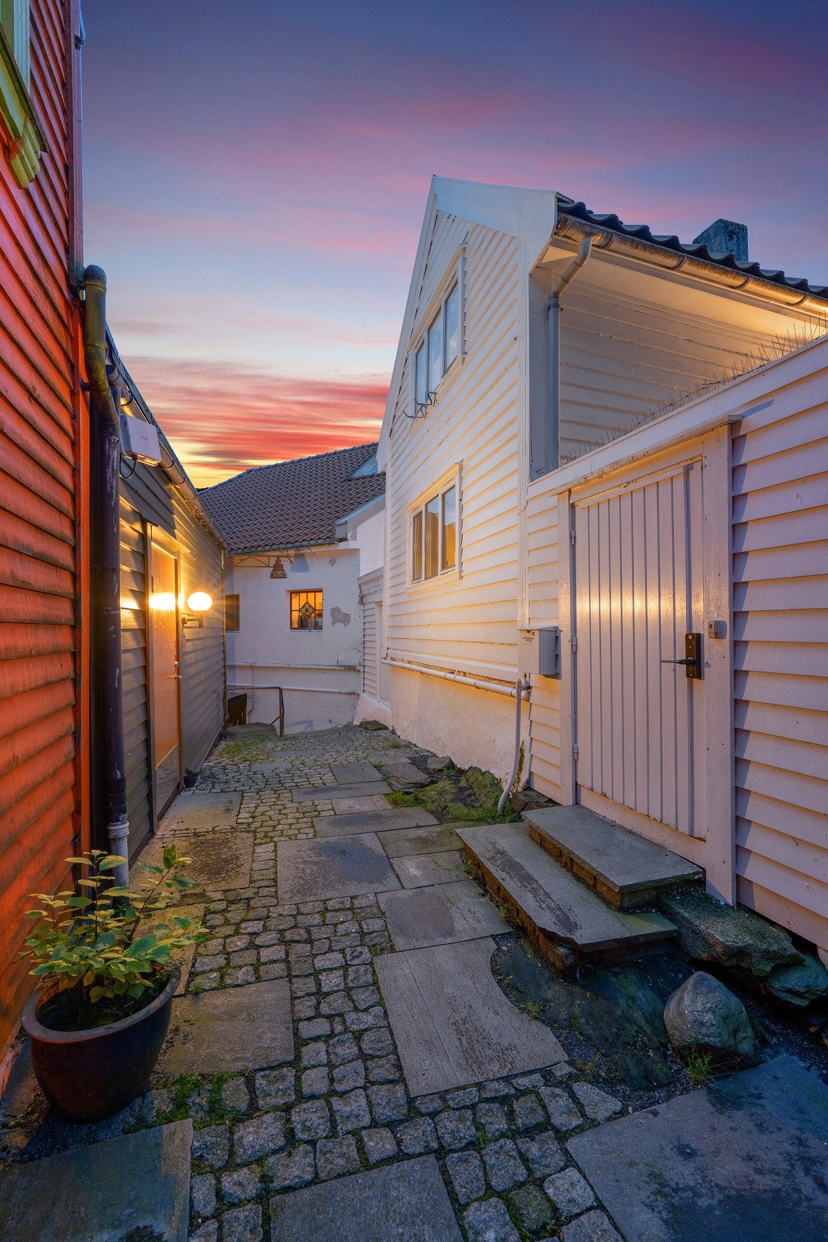 Vi har gleden av å presentere en skikkelig godbit midt i trehusbebyggelsen i Stavangers historiske sentrum. Galleribilde