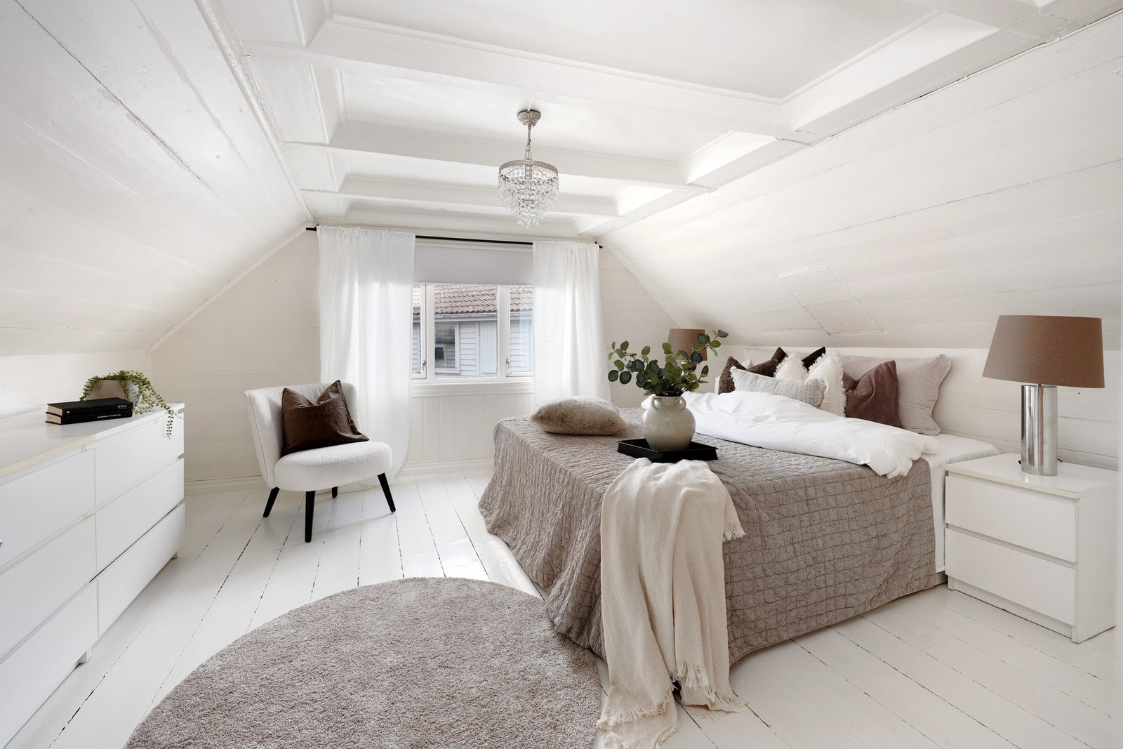 Soverommet er stort, lyst og luftig med god plass til dobbeltseng. Galleribilde