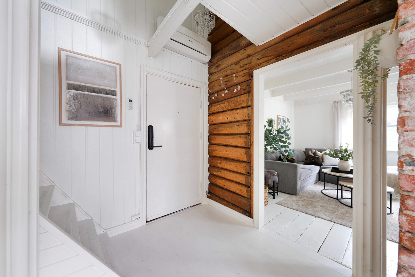 I gangen er det installert en varmepumpe. Legg også merke til det originale trepanelet på veggen Galleribilde