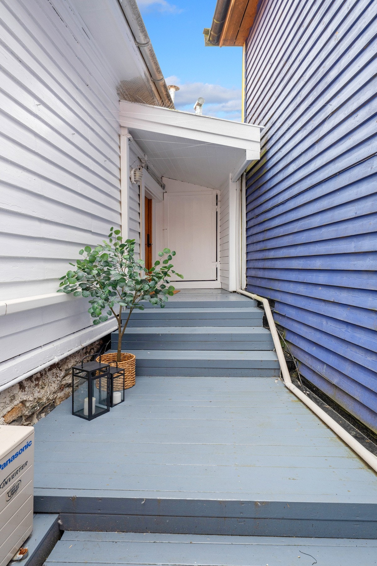 Det er også en utvendig bod ved inngangspartiet. Galleribilde