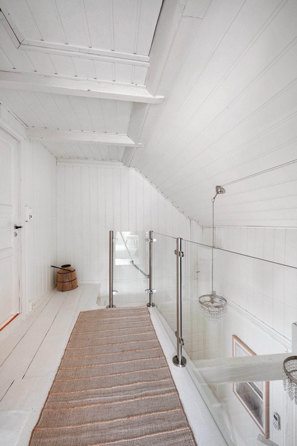 Gangen i andre etasje. . I tillegg er det et praktisk lagringsloft med luke og nedtrekkbar trapp. Galleribilde