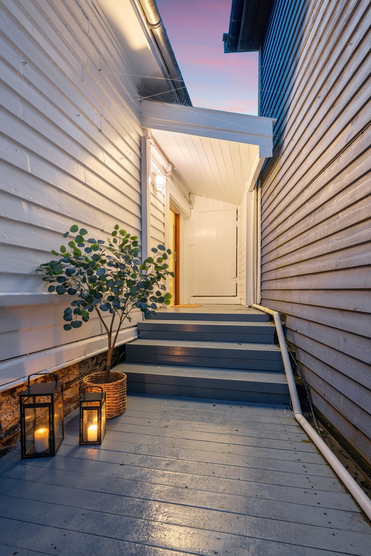 Huset har lukket utvendig inngangsparti (to ytterdører), her kan man for eksempel sette fra seg sykkelen Galleribilde