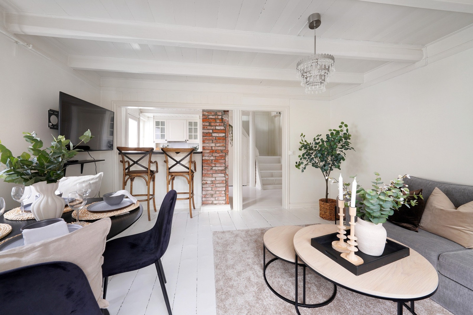 Stuen er delvis åpen løsning med kjøkken hvor en kul barløsning som skille. Galleribilde