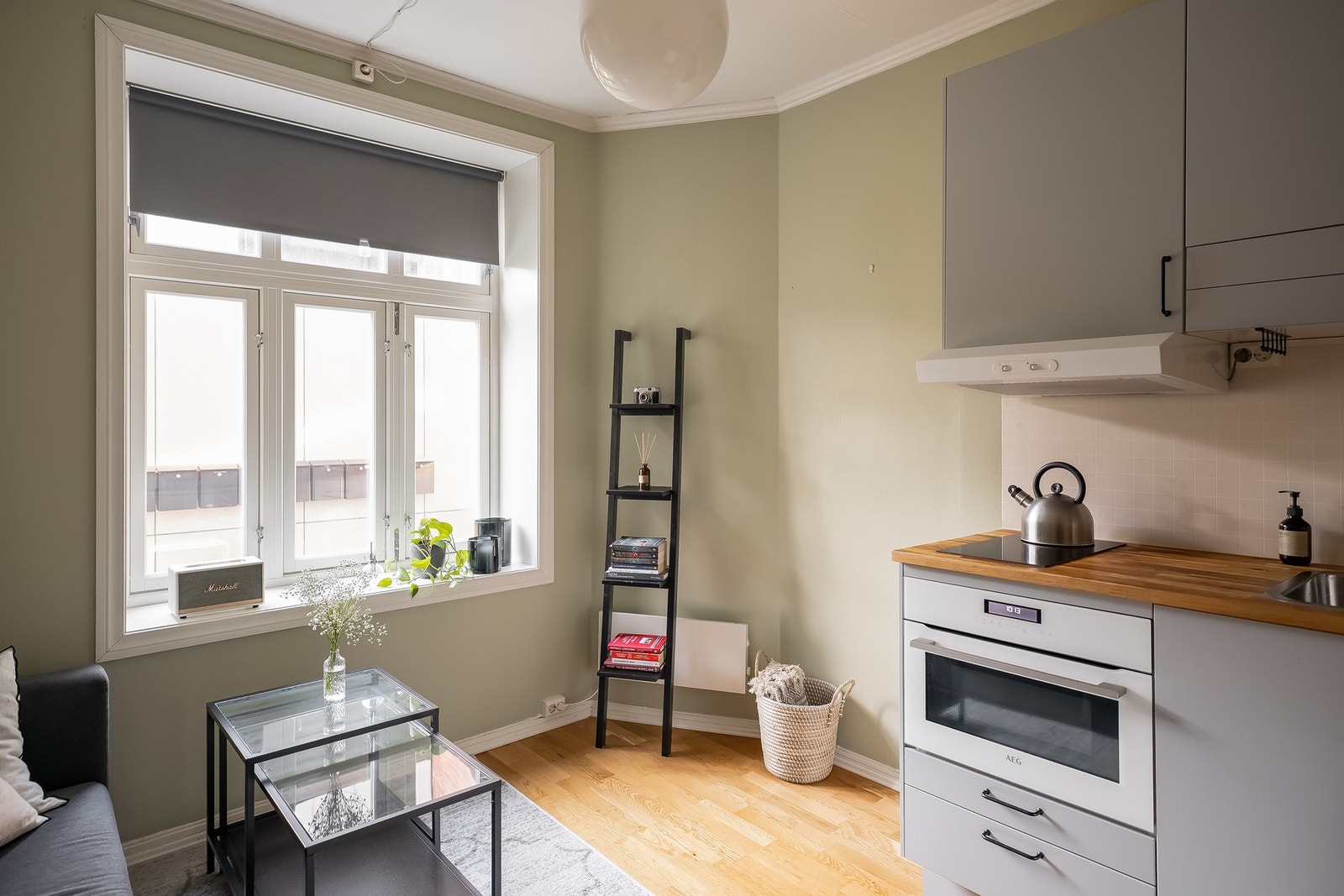 Mye naturlig lys med store vinduer. Galleribilde