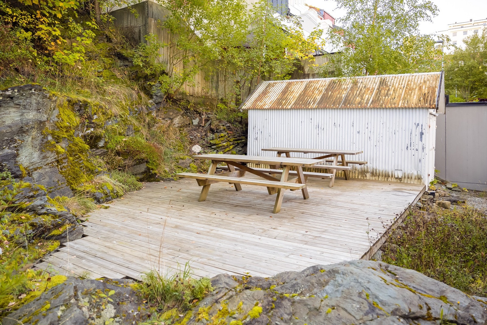 Fin felles platt/terrasse med utemøbler. Galleribilde
