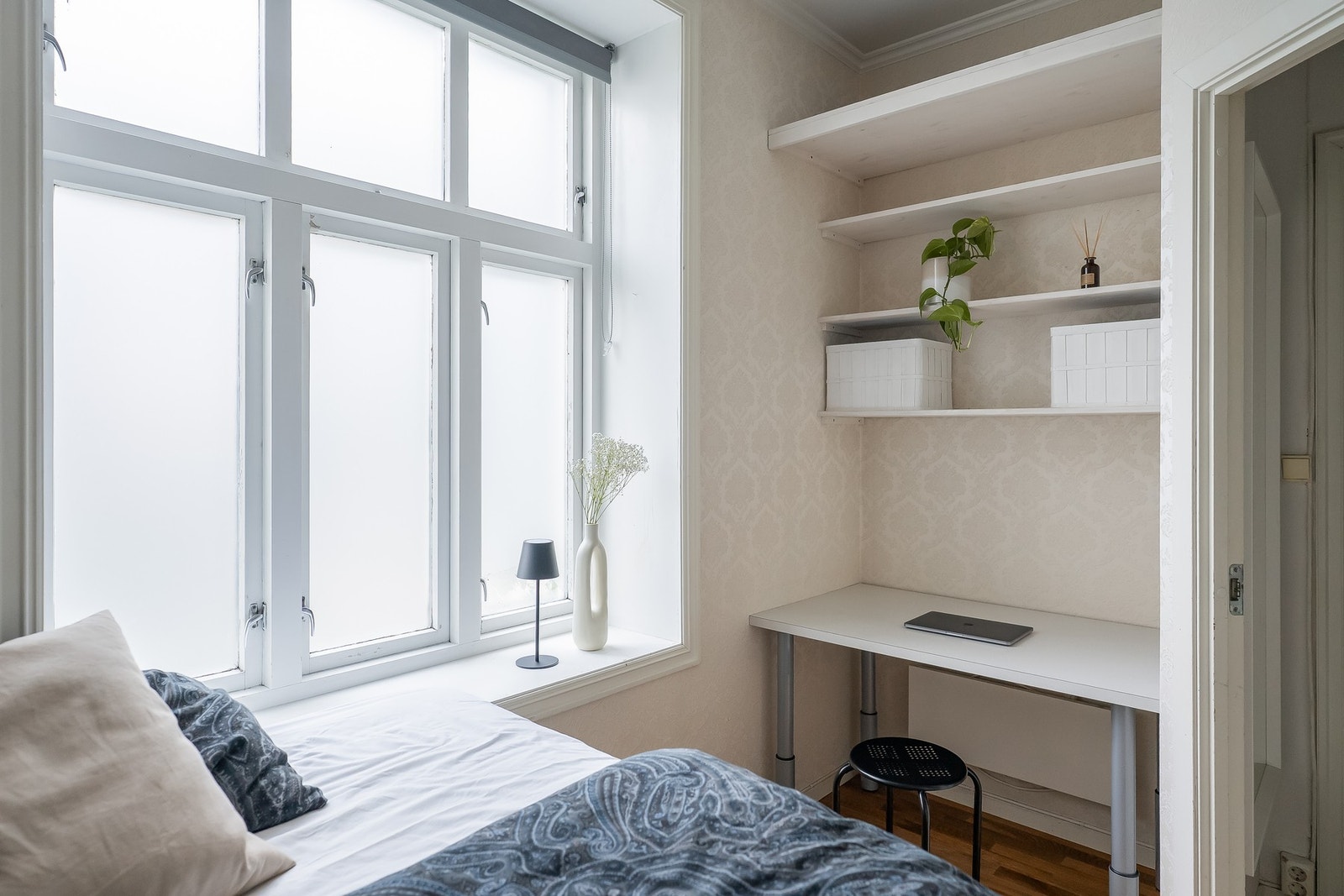 Arealet er godt utnyttet med hyller og skrivebord ved vinduet. Galleribilde