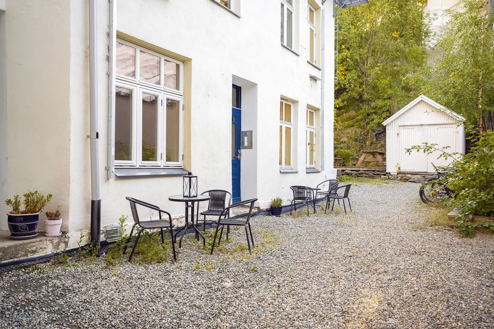 Leiligheten vender mot en skjermet bakgård. Galleribilde