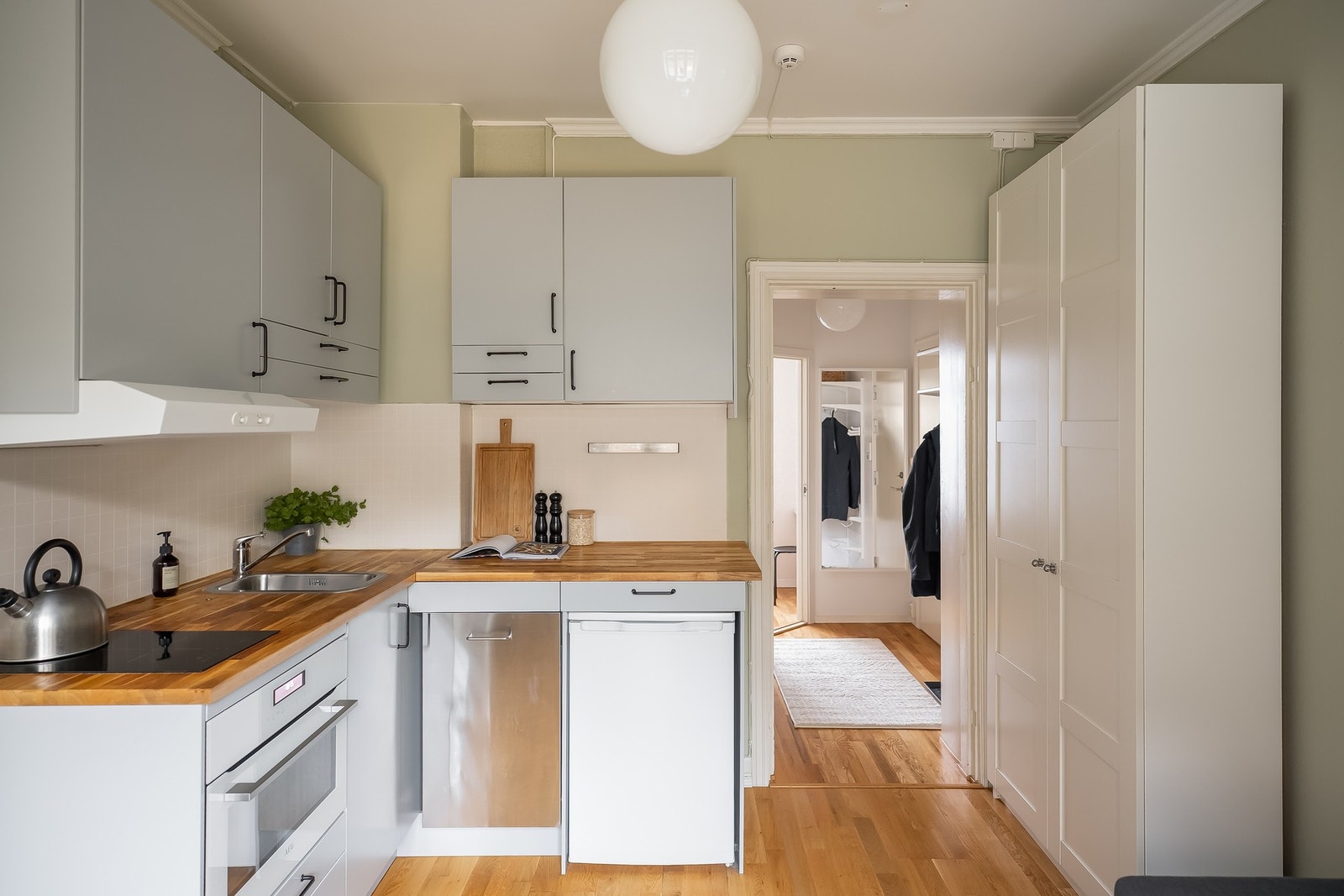 Pent kjøkken med integrerte hvitevarer. Galleribilde